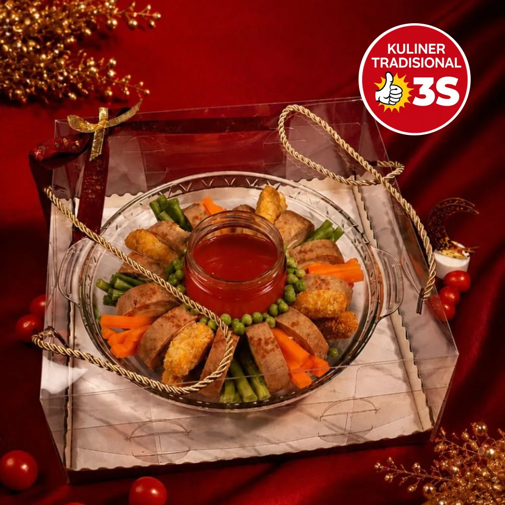 Galantine Classic — irisan galantine dan potongan berbalut tepung ditata melingkar bersama buncis, wortel dan kacang polong mengelilingi saus tomat, dalam kotak hantaran mika