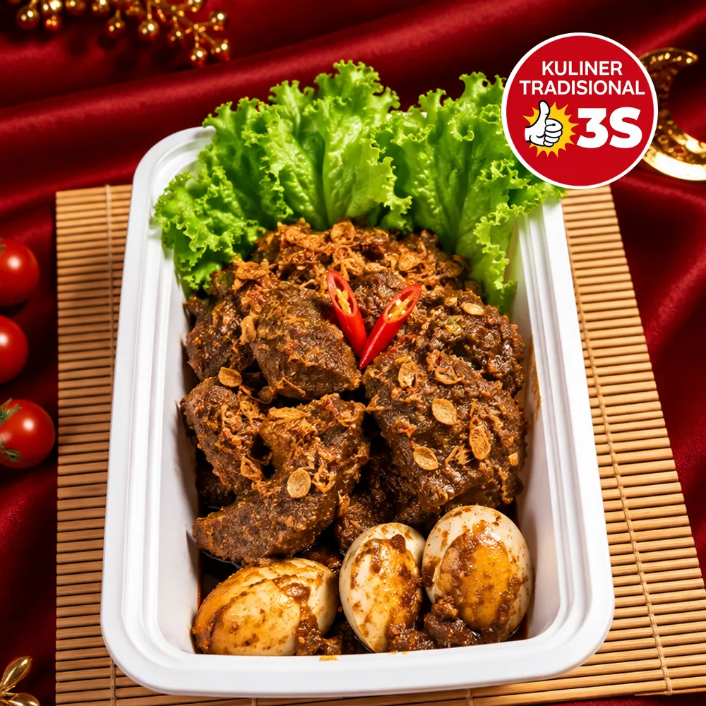 Lapis Daging Signature — daging sapi bumbu lapis bertabur bawang goreng dengan telur pindang dan selada dalam tray saji putih, di atas anyaman bambu berlatar satin merah