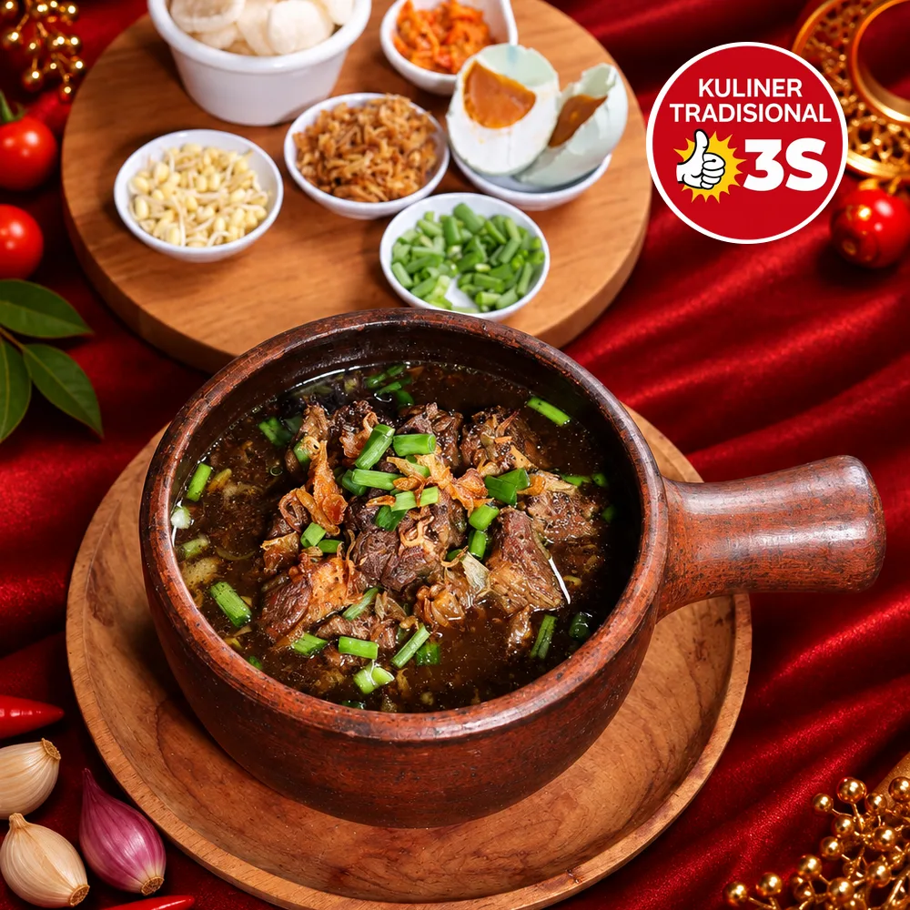 Rawon — kuah kluwek hitam pekat dengan daging sapi dalam pot tanah liat, ditemani kerupuk, sambal, telur asin, bawang goreng dan daun bawang di papan kayu bundar, berlatar satin merah