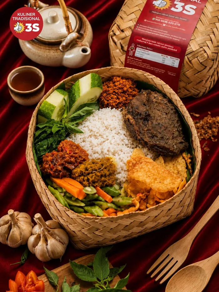 Nasi campur 3S dalam besek anyaman, di sebelah kemasan bermerek Kuliner Tradisional 3S